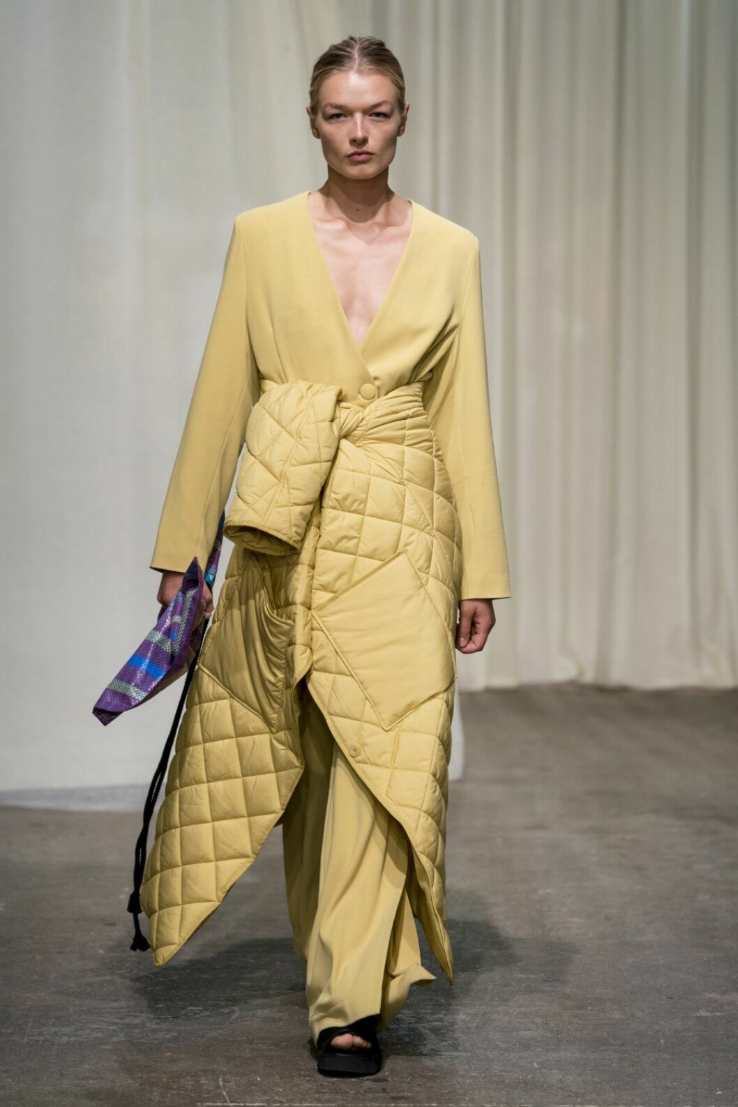 Rodebjer SS20, senapsgul look med dunjacka.