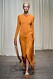 Rodebjer SS20, figurnära klänning i orange med fransdetaljer.