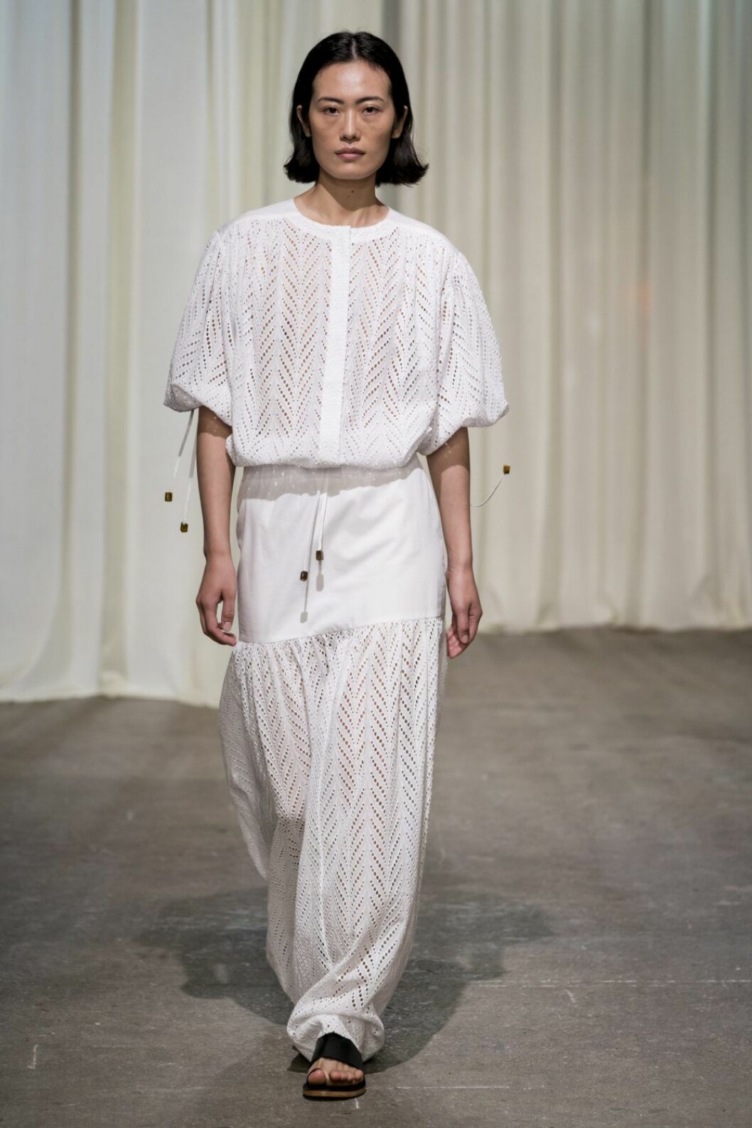 Rodebjer SS20, vit look med arbetade detaljer.