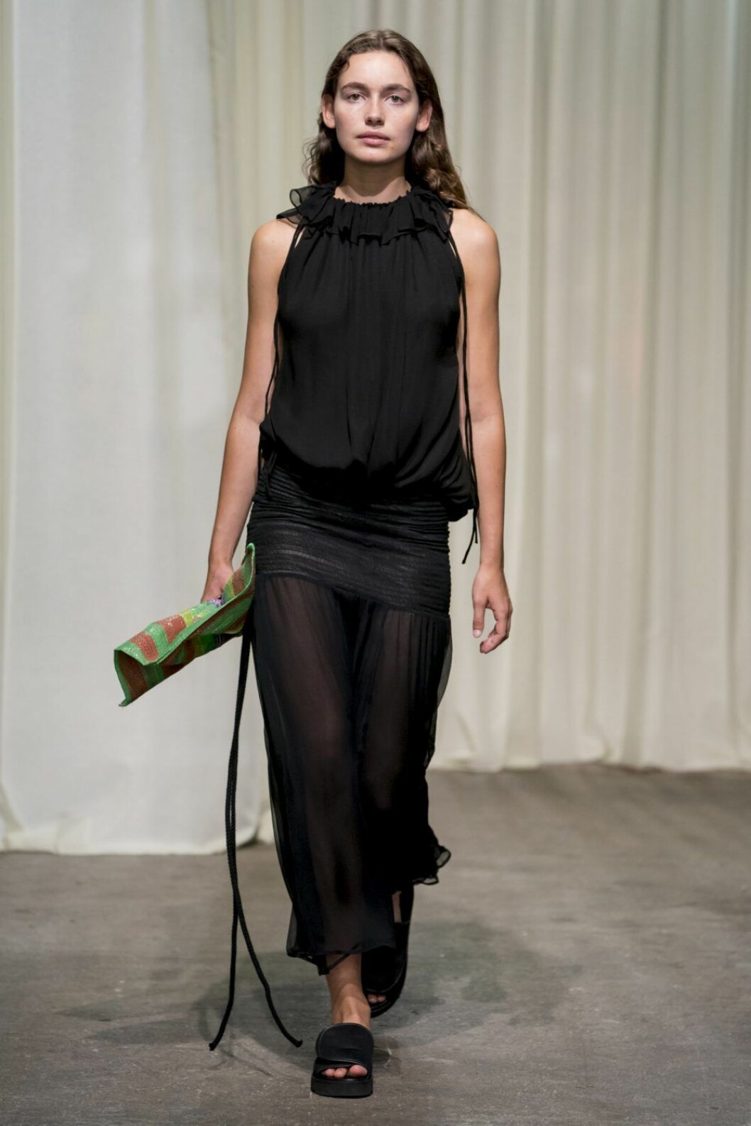 Rodebjer SS20, svart look med skir nederdel.
