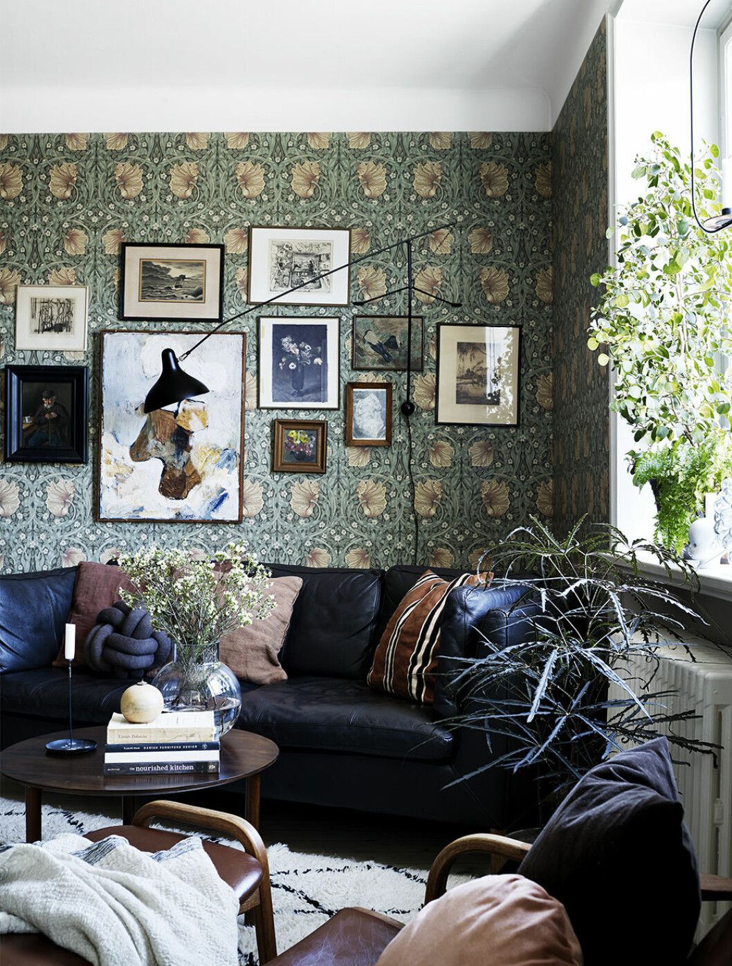 Foto: Patric Johansson Styling: Myrica Bergqvist Syns i: <a href="https://www.elle.se/decoration/rofylld-och-naturnara-oas-pa-47-kvadrat-i-stockholm/" rel="noopener">Rofylld och naturnära oas på 47 kvadrat i Stockholm</a> Snyggt inrett vardagsrum i liten lägenhet