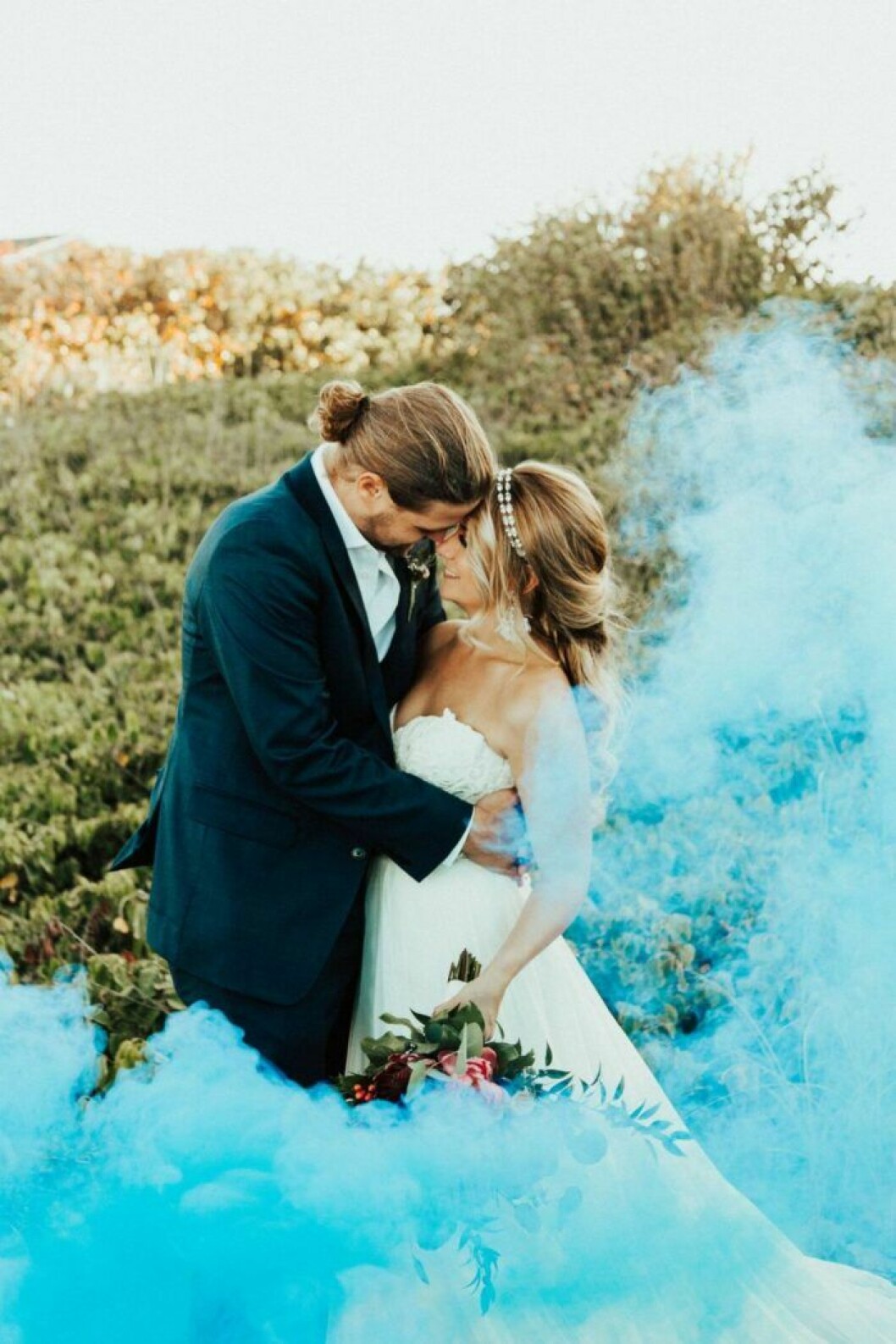 Via: <a href="https://www.aislememories.com/inspiration/real-weddings/nikki-mike-wedding-cocoa-beach/" target="_blank" rel="noopener">Aislememories</a> Rökbomb på bröllop