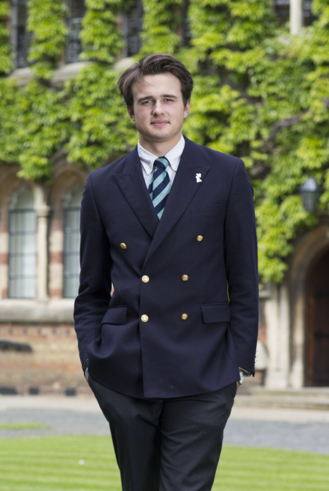 Rory Farquharson kommer från en rik familj i Storbritannien. Rory Farquharson står i kostym och slips