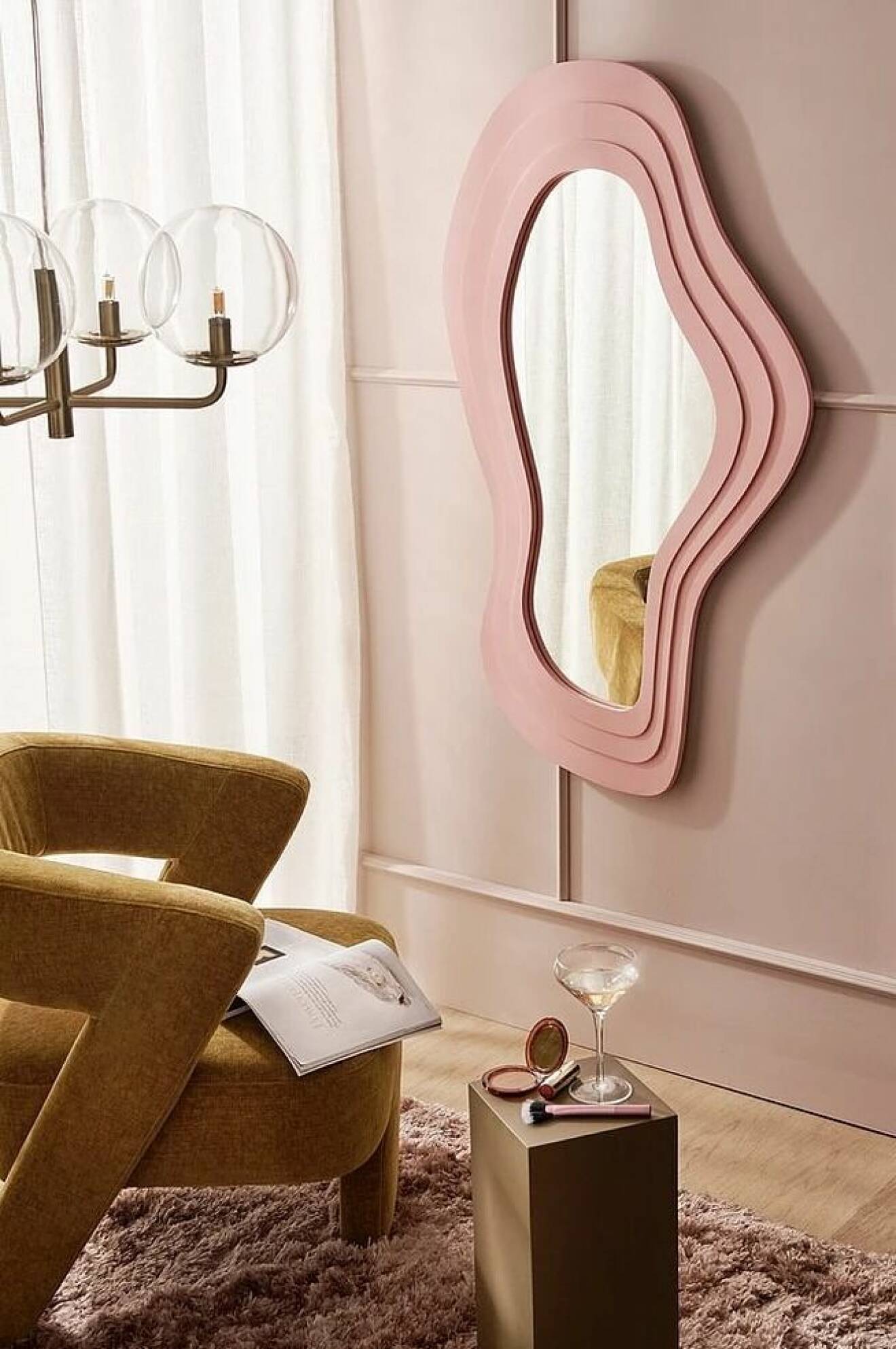 rosa spegel med asymmetrisk ram