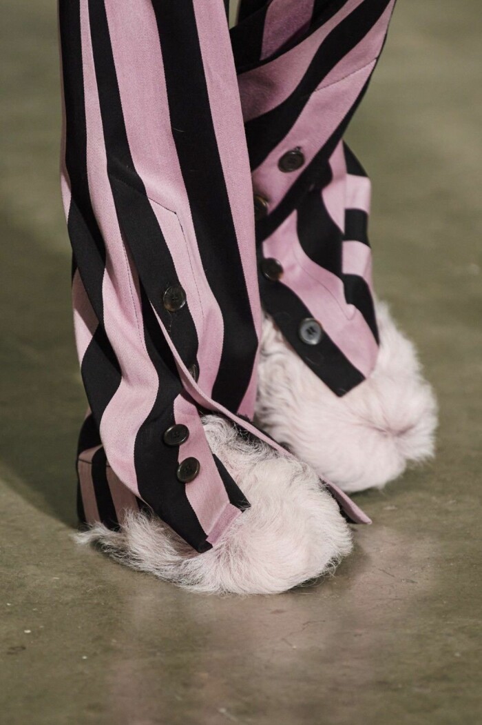 Rosa fluff hos Marques Almeida.