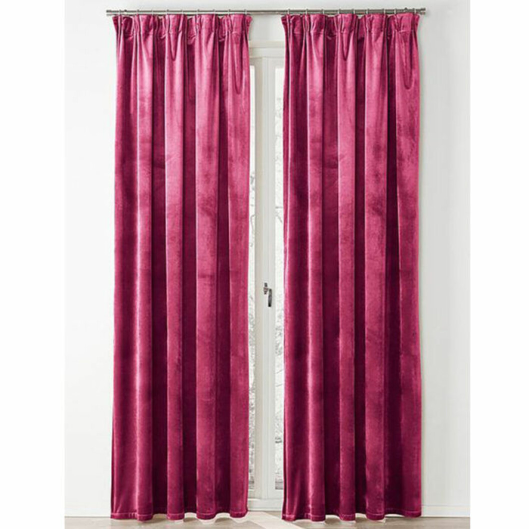 Mörkrosa sammetsgardiner från Jotex. <a href="http://www.awin1.com/cread.php?awinaffid=439039&awinmid=9961&clickref=gardiner&p=https%3A%2F%2Fwww.jotex.se%2Fsimone%2Fsimone-multifunktionsgardin-2-pack%2F1043903-18" target="_blank" rel="noopener">Här kan du läsa mer och köpa dem</a>. Rosa sammetsgardiner