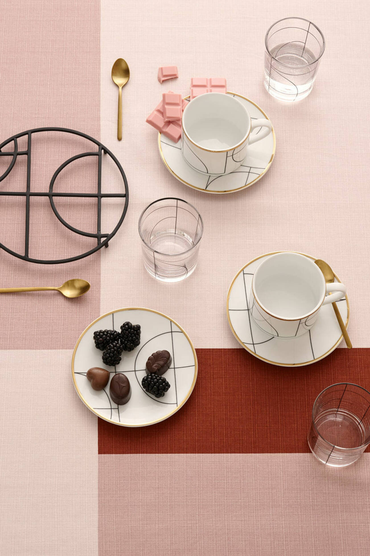 Pink table cloth. H&M Home.