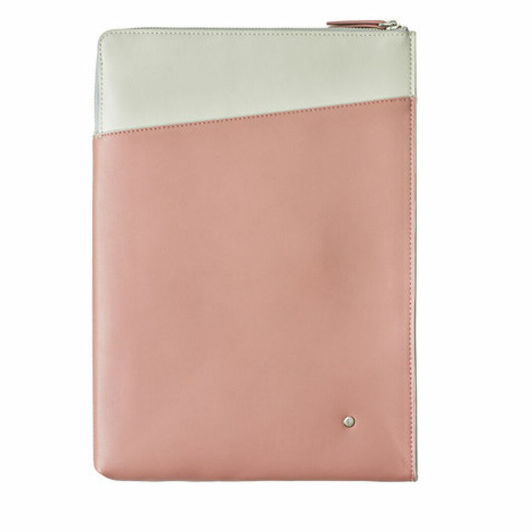 Rosa laptop-case från Edblad. <a href="https://track.adtraction.com/t/t?a=1136856392&as=1212076637&t=2&tk=1&epi=datorfodral&url=https://www.ahlens.se/Mode/vaskor-planbocker/planbocker-fodral/datorfodral-727820/edblad-demi-laptop-case-heather-13-offwhite-91224159/" target="_blank" rel="noopener">Här kan du köpa det</a>. Rosa laptopcase från Edblad