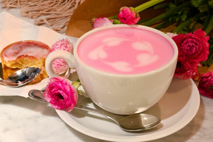 Så gör du rosa latte med skummad mjölk, utan koffein.