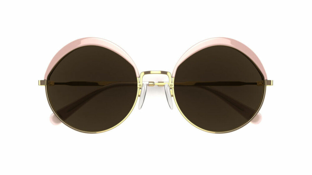 Rosa detaljer:<a href="https://www.specsavers.se/glasogon/bernice-1-sun-rx?sku=30706576" target="_blank" rel="noopener"> Ivana Helsinki</a>, 1995 kr.