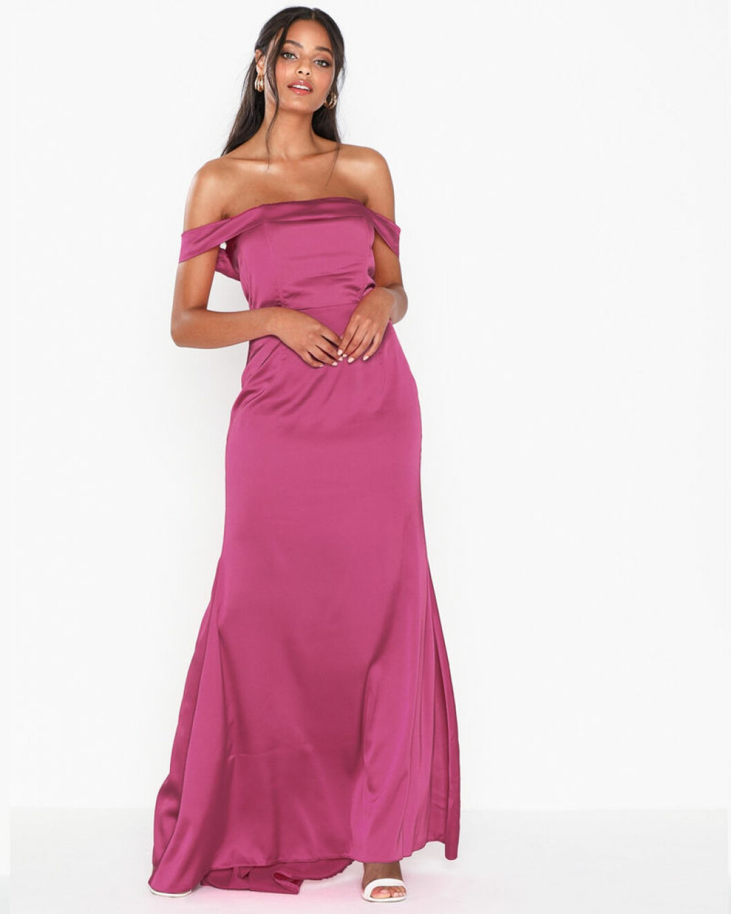 Rosa satinklänning off shoulder-modell