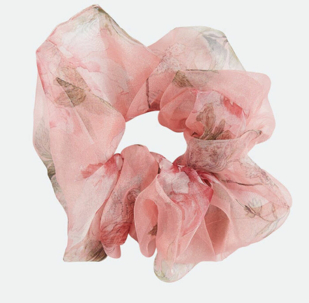 rosa scrunchie med blommor