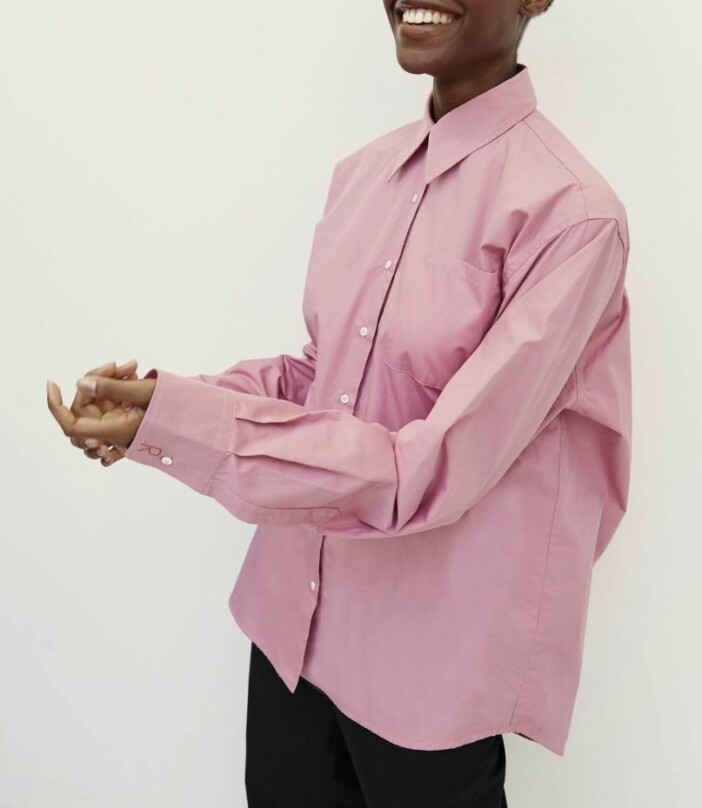 Rosa skjorta i oversized modell från Rika studios.