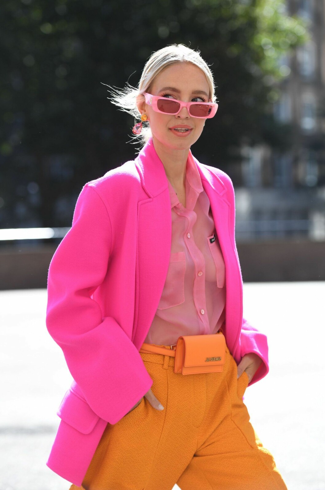 Den tyska modebloggerskan Leonie Hanne i rosa solglasögon. Leonie Hanne i rosa kavaj och rosa solglasögon