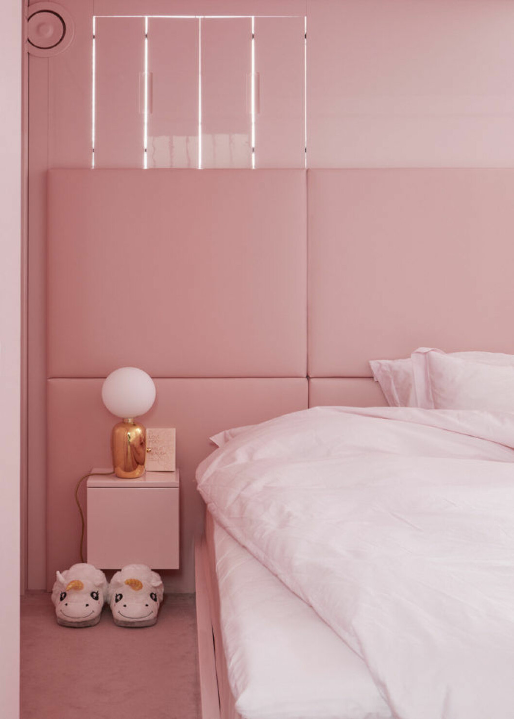 Syns i: <a href="https://www.elle.se/decoration/fantasifullt-hem-med-mjuka-pasteller-och-grafiska-kontraster/">”Designerns fantasifulla hem med mjuka pasteller”</a>. Foto: Katri Kapanen/<a href="http://www.livinginside.it/">Living Inside</a> Rosa sovrum. Enhörningstofflor