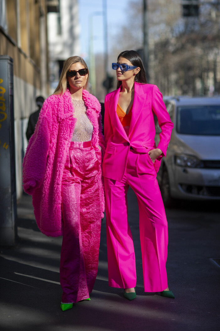 Varför inte fynda plagg i vårens trendfärg rosa second hand? <a target="_blank" rel="nofollow" href="https://track.adtraction.com/t/t?a=1268004454&as=1212076637&t=2&tk=1&epi=sellpy-hm-rosa&url=https://www2.hm.com/sv_se/resell/dam/kl%C3%83%C2%A4der?metadata.color=Rosa">Här ser du Sellpys utbud av rosa plagg</a>! Rosa street style-outfit från modeveckan