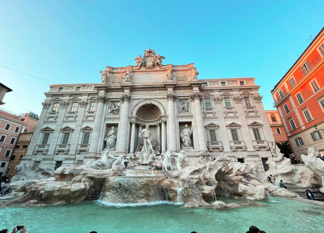 den kända fontänen Fontana di Trevi belägen vid Piazza di Trevi i centrala Rom
