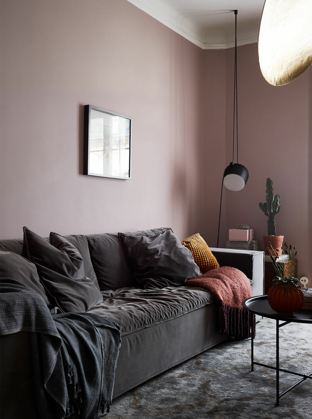 Ombonat och elegant med en vägg i en dämpad rosa kulör. Foto: Fredric Boukari Styling: Sand för <a href="https://www.instagram.com/historiskahem/?hl=sv" target="_blank" rel="noopener">Historiska hem</a>/mäklare: Mattias Lantto Vardagsrum med rosa väggar