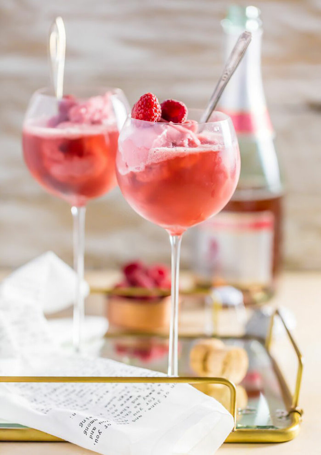 Foto & Recept via <a href="http://www.thecookierookie.com/raspberry-pink-champagne-floats/" target="_blank" rel="noopener">The Cookie Rookie</a> rosa_champagne_drink_1