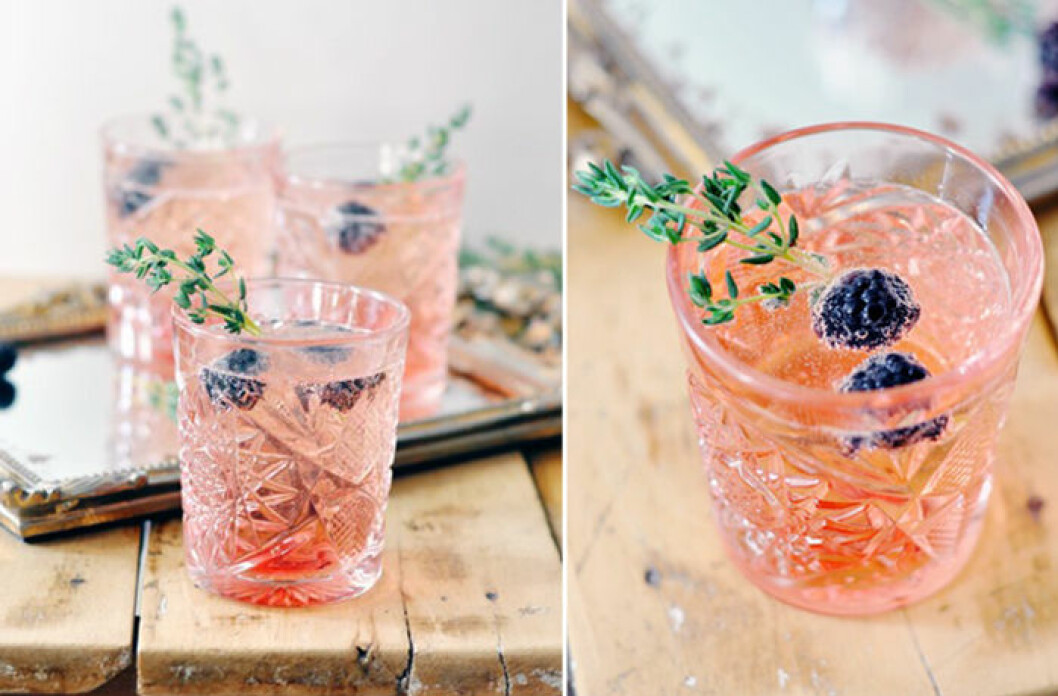 Foto och recept via: <a href="http://www.jacquelynclark.com/2015/02/05/valentines-day-cocktail/" target="_blank" rel="noopener">Jacquelyn Clark</a> rosa_champagne_drink_4