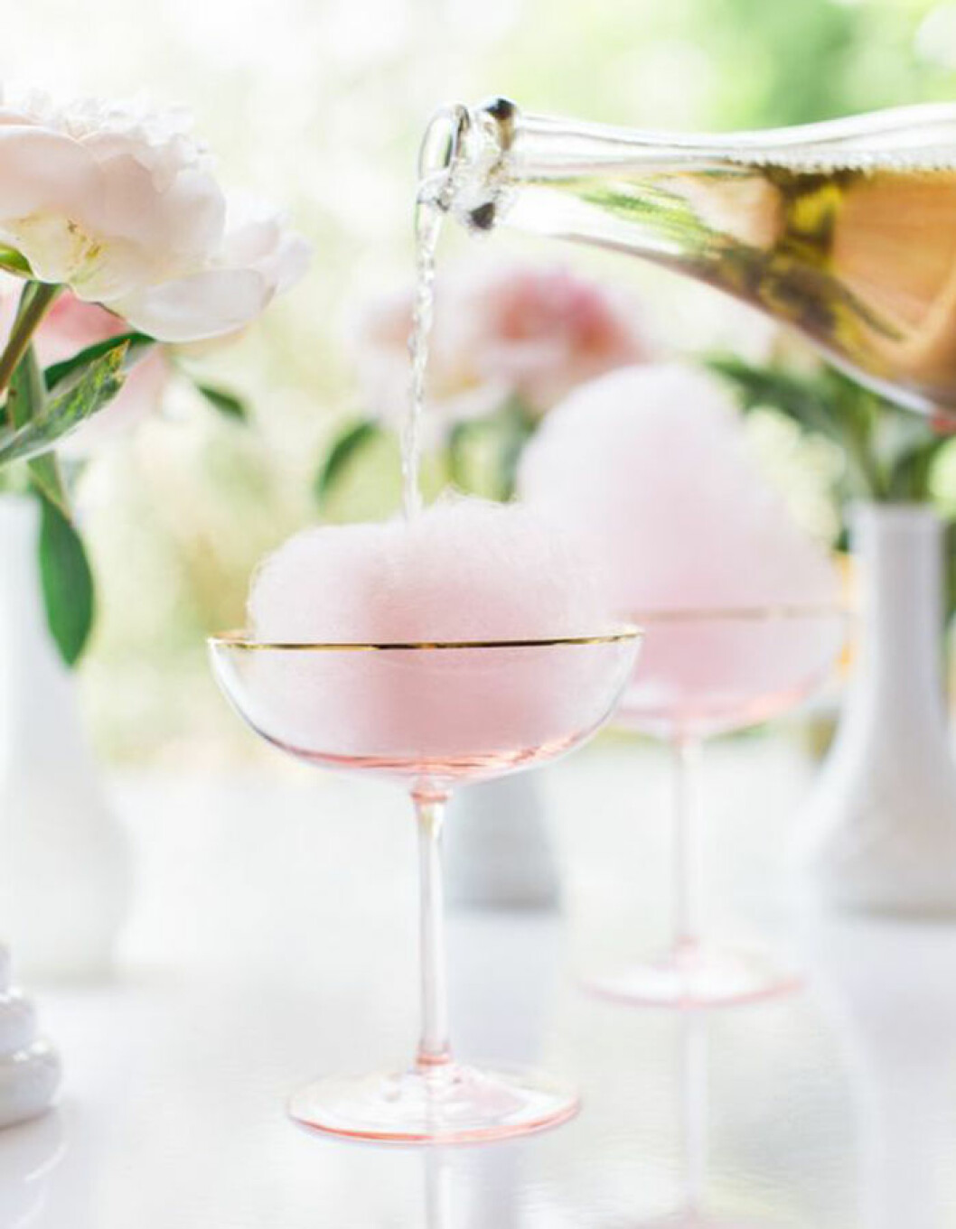 Foto och recept via: <a href="https://laurenconrad.com/blog/2015/06/lovely-libations-cotton-candy-champagne-cocktail/#" target="_blank" rel="noopener">Lauren Conrad</a> rosa_champagne_drink_5