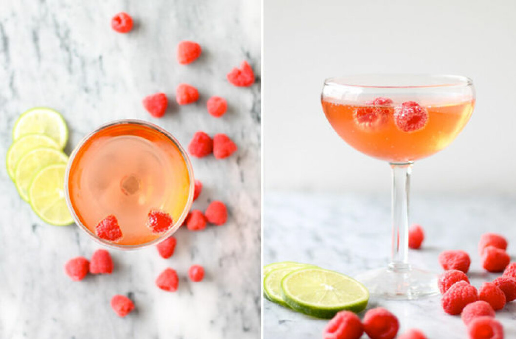 Recept och bild via: <a href="http://www.perpetuallyhungryblog.com/2015/08/26/raspberry-and-ginger-beer-champagne-cocktail/" target="_blank" rel="noopener">Perpetually Hungry</a> rosa_champagne_drink_3
