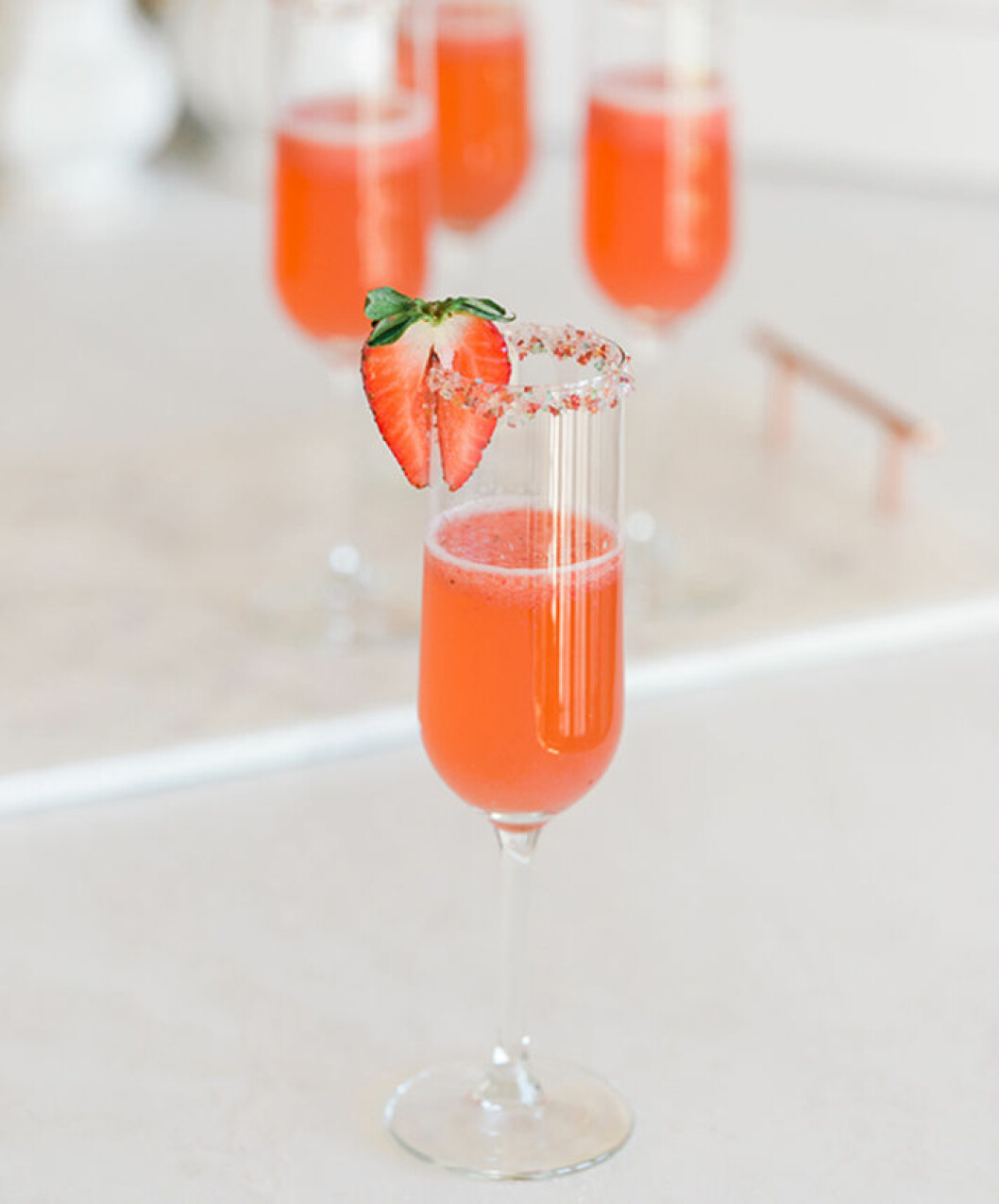 Recept och bild via: <a href="https://laurenconrad.com/blog/2016/02/lovely-libations-strawberry-rose-champagne-cocktail-recipe/" target="_blank" rel="noopener">Lauren Conrad</a> rosa_champagne_drink_7