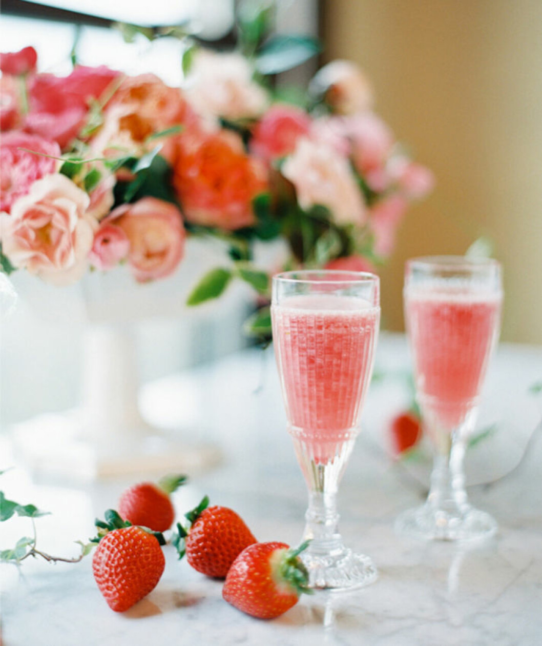 Foto: <a href="http://omalleyphotographers.com" target="_blank" rel="noopener">O’Malley Photographers</a> Recept via: <a href="http://www.stylemepretty.com/living/2014/02/13/valentines-cookies-champagne-cocktails/" target="_blank" rel="noopener">Stylemepretty</a> rosa_drink