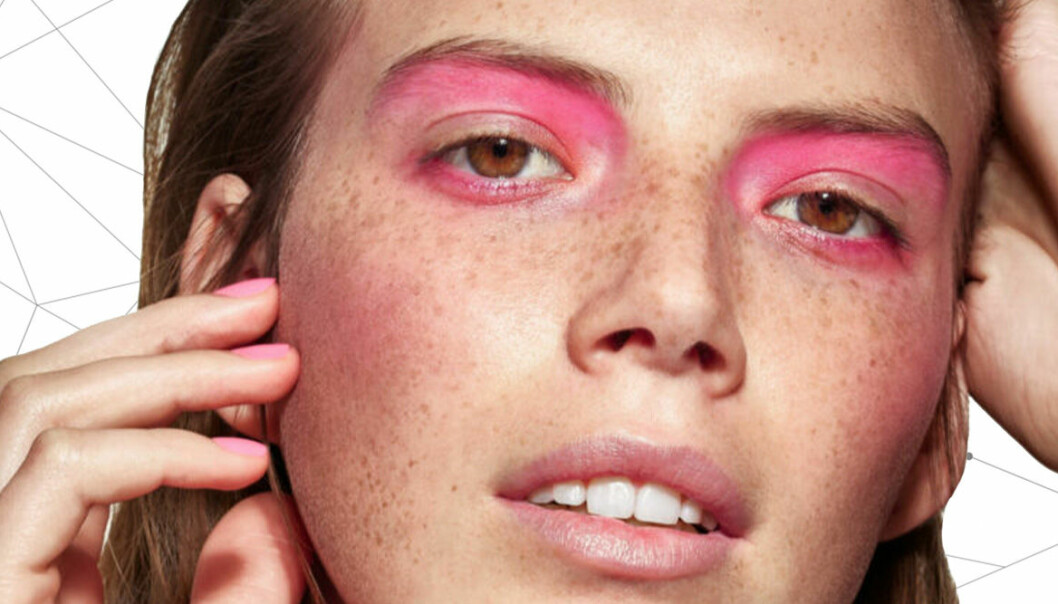 Rödhårig kvinna med rosa ögonskugga.