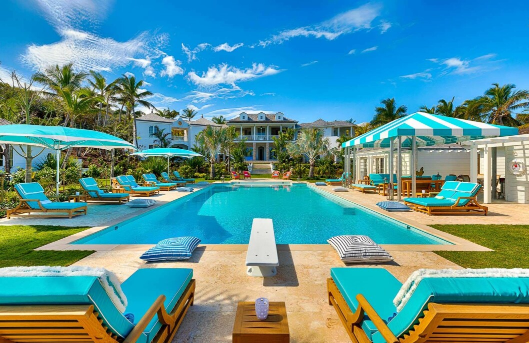 Poolen är omgiven av solstolar där du och dina vänner kan relaxa. Självklart finns det personal på plats ifall du vill beställa drinkar eller mat i baren. Villa Rosalitas pool