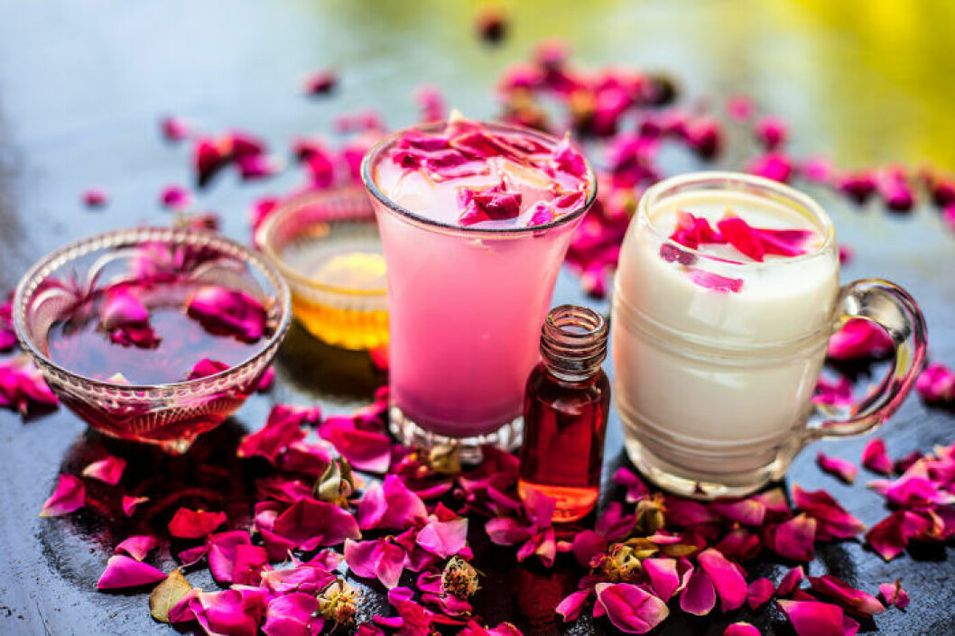Rosenblad kan bland annat användas i dryck och desserter. Foto: Shutterstock Rosenblad kan bland annat användas i dryck och desserter.