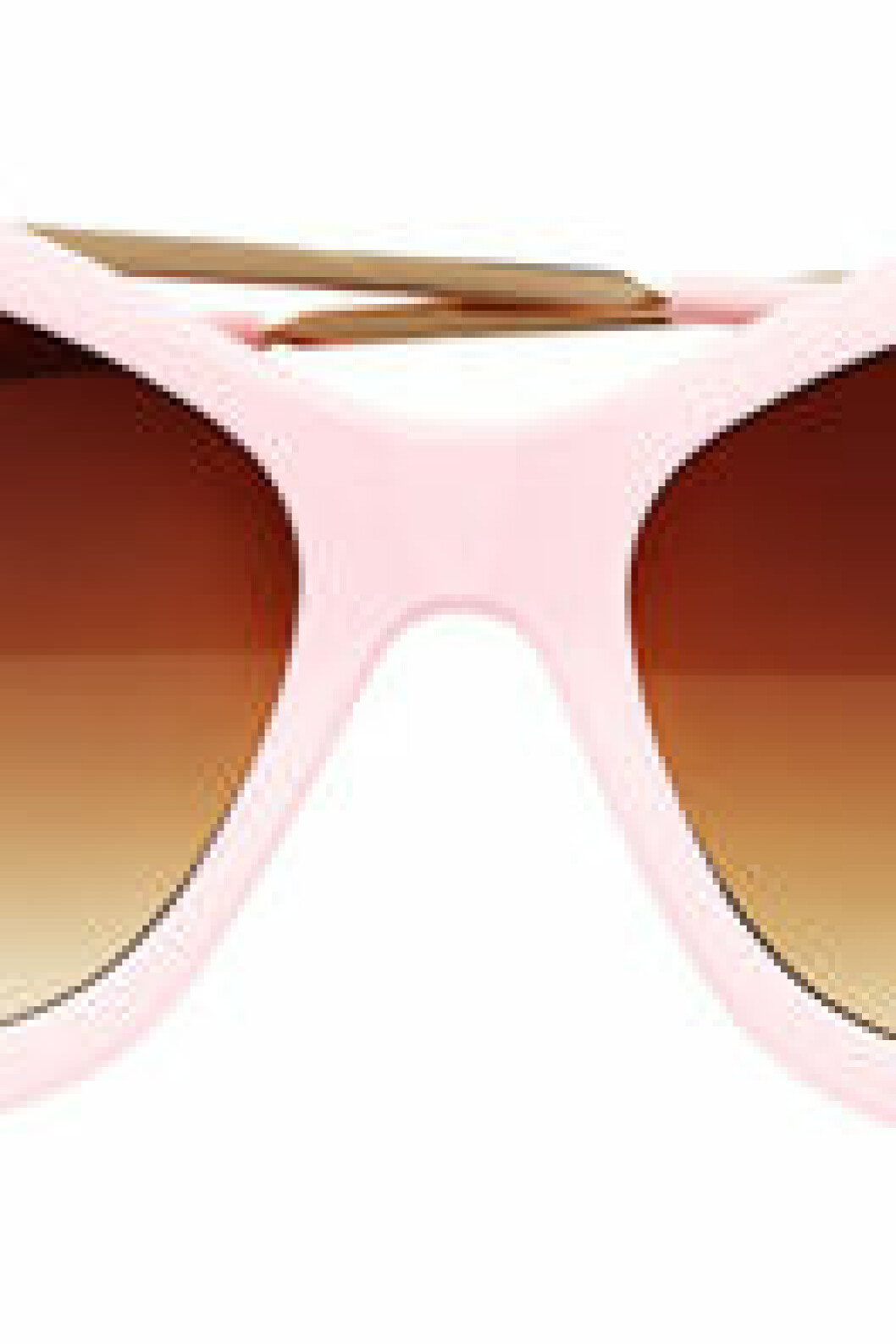 Syns i: <a href="https://www.elle.se/decoration/ljuvligt-vackra-trahuset-dar-sommaren-alltid-ar-narvarande/">”Ljuvlig sommardröm med 100-tals rosor”</a>. Foto: Petra Bindel . Uteplats placerad nära naturen och med många krukväxter runt om