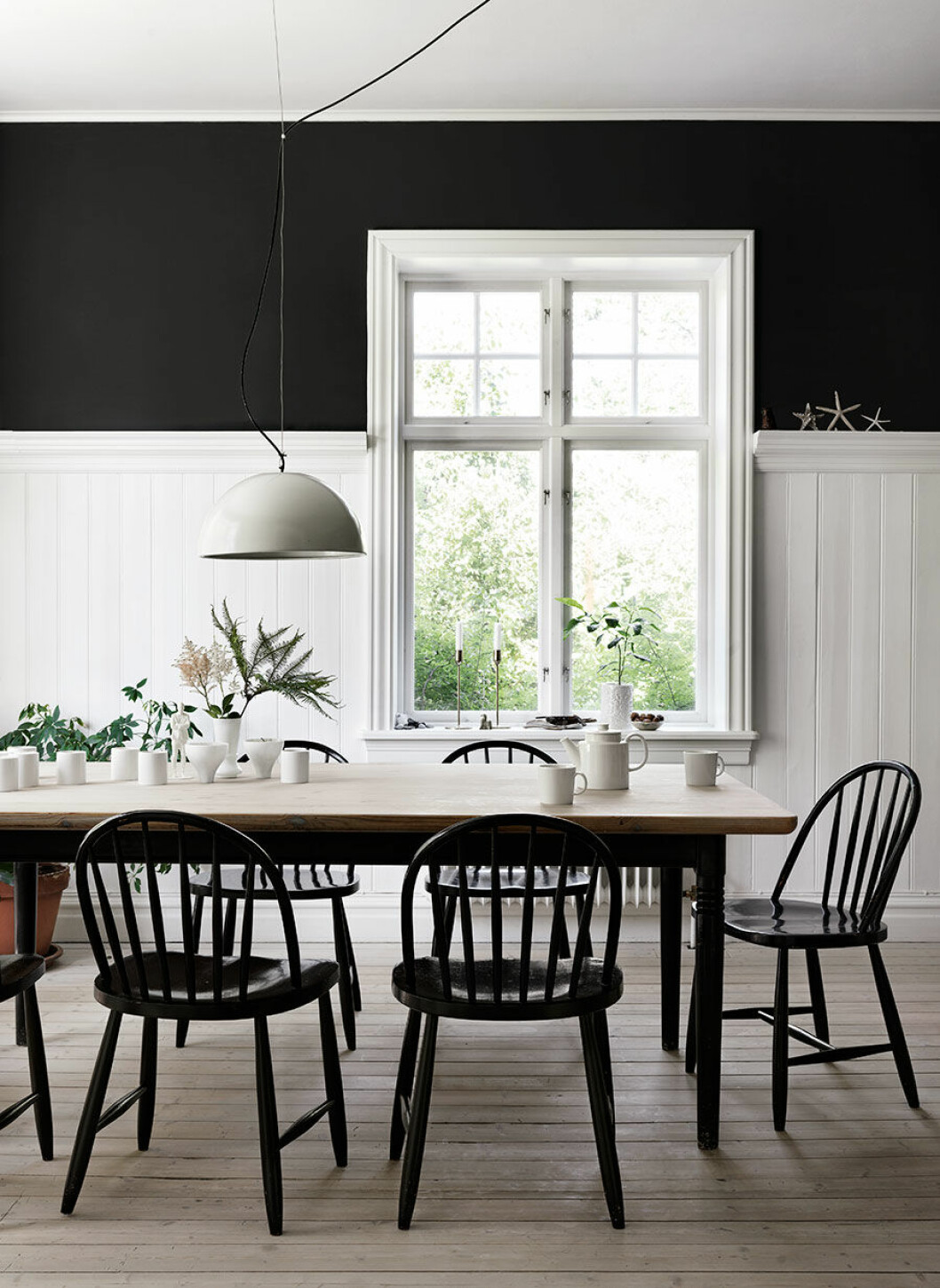 Rosengarden_matplats_dining_room_fonster_window_dark_wallpaper_Foto_Petra_Bindel