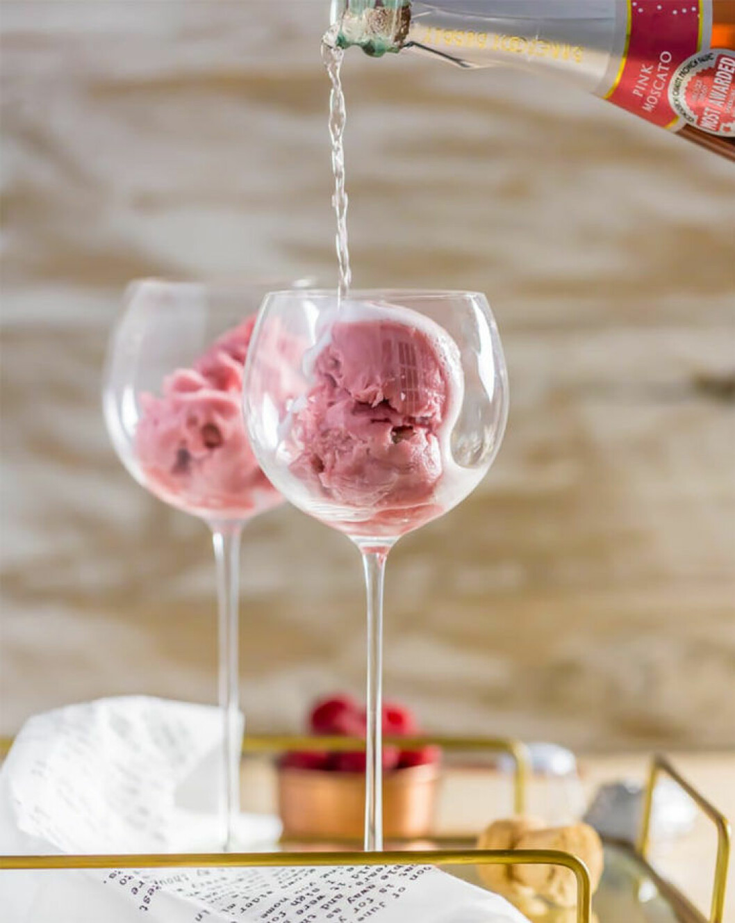 Vinfloat med hallonsorbet.