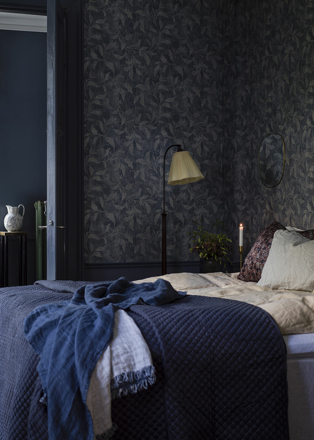 Mönster kan synas i allt från prydnadskuddar till tapeter – och allra helst ska de stylas tillsammans. Foto: Boråstapeter Rosewood Night tapet från Boråstapeter