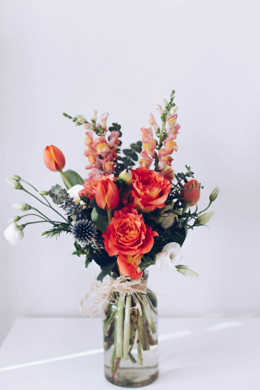 Vågen dras till den romantiska rosen, gärna i röda eller orangea nyanser. Snittblommor enligt stjärntecken blomtrender, rosor