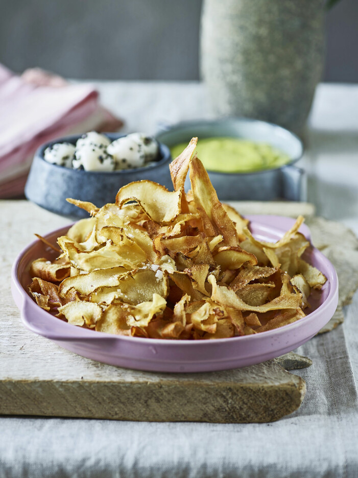 Bjud på frasiga hemgjorda rotfruktschips
