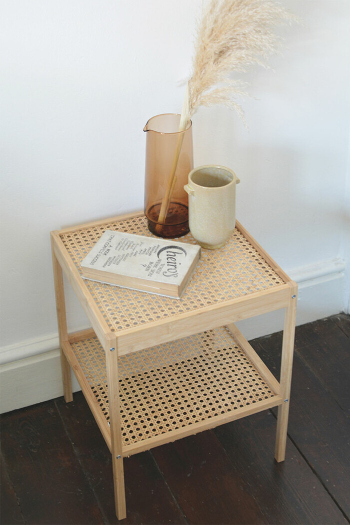 Foto & DIY: <a href="https://www.burkatron.com/2019/05/ikea-hack-nesna-rattan-table.html" target="_blank" rel="noopener">Burkatron</a>. Så gör du ett snyggt sängbord i rotting