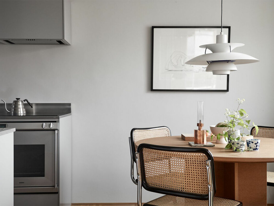 Rotting, särskilt i form av bauhausstolen, är en tidlös favorit. Foto: Fredric Boukari Styling: Åsa Copparstad för <a href="https://www.instagram.com/historiskahem/?hl=sv" target="_blank" rel="noopener">Historiska hem</a>/mäklare: Mattias Öhman Rotting är en stylingtrend på Hemnet