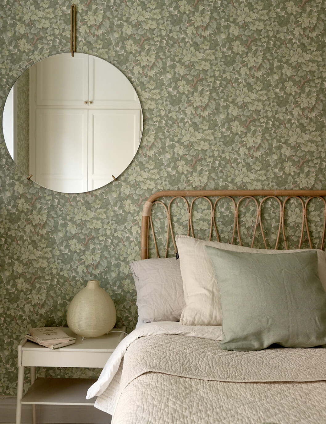 Rotting är tidlöst – och har nu blivit en trendig favorit! Foto: Fredric Boukari Styling: Hanna Rydman för <a href="https://www.instagram.com/historiskahem/?hl=sv" target="_blank" rel="noopener">Historiska hem</a>/mäklare: Mattias Öhman Sänggavel i rotting i snyggt sovrum med grön tapet