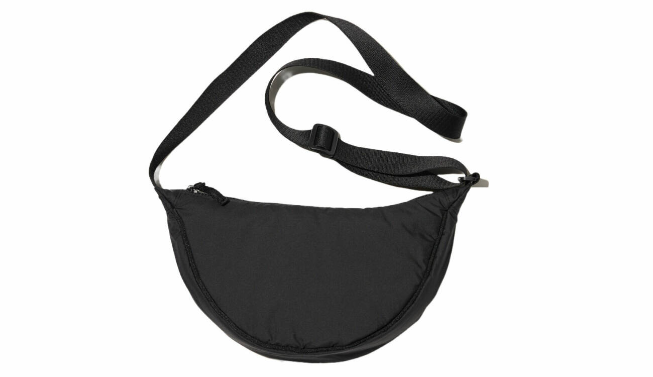 svart väska round mini shoulder bag från uniqlo