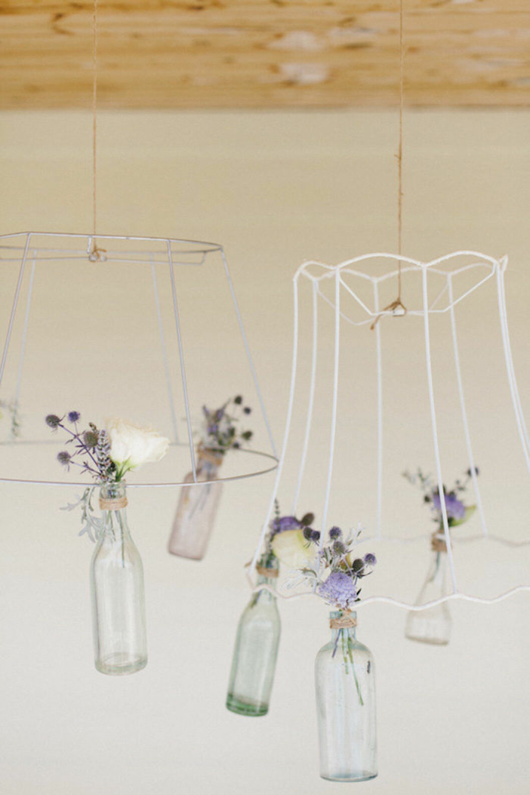 Via: <a href="http://ruffledblog.com/galleries/country-garden-wedding-inspiration/">Ruffledblog.com</a> Blomsterarrangemang med flaskor