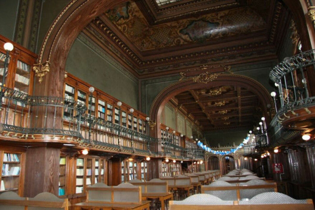 Bild via: <a href="http://www.diazmag.com/25-photos-des-plus-belles-bibliotheques-au-monde/#prettyPhoto/1/" target="_blank" rel="noopener">www.diazmag.com</a> rumanien