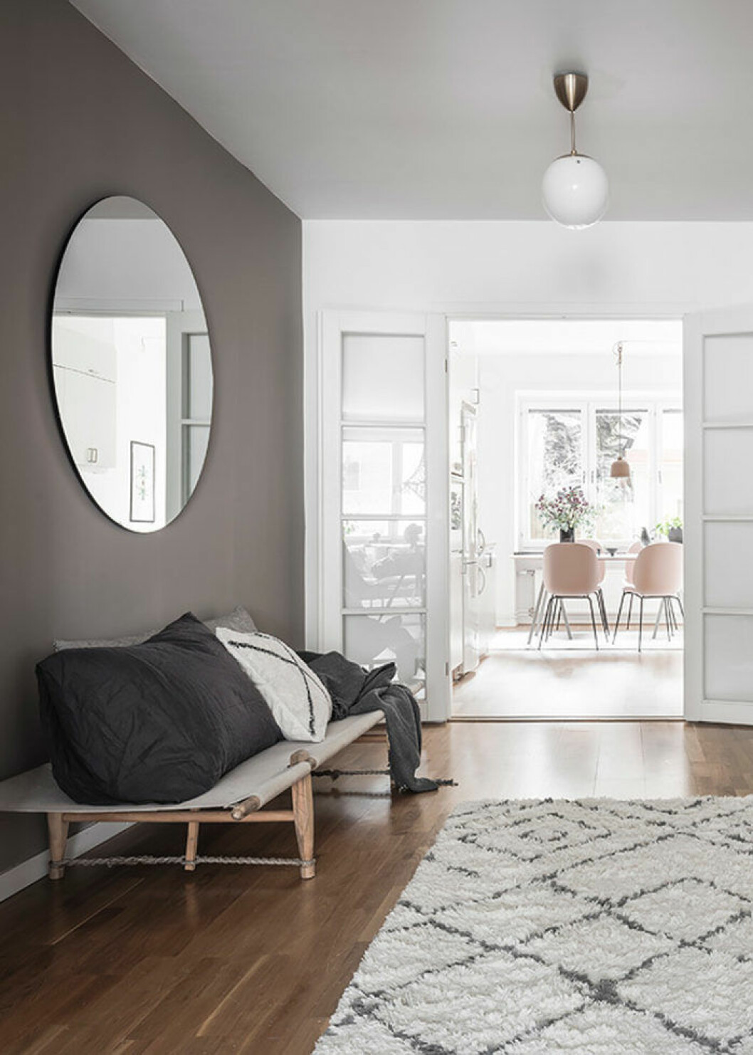Foto: <a href="https://www.instagram.com/fotografanders/" target="_blank" rel="noopener">Anders Bergstedt</a> Styling: <a href="https://www.instagram.com/nouvel.interior/" target="_blank" rel="noopener">Elli Roshandel</a> för <a href="https://www.instagram.com/entrancemakleri/?hl=sv" target="_blank" rel="noopener">Entrance</a>/mäklare: Erika Bergholm Rund spegel