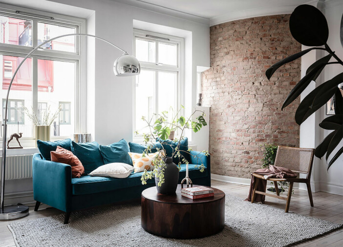 Ett runt soffbord mjukar upp intrycket i hemmet, särskilt i kombination med en rak soffa. Foto: Anders Bergstedt Styling: Josefsson Ljung för <a target="_blank" href="https://www.instagram.com/entrancemakleri/?hl=sv">Entrance mäkleri</a>/mäklare: Erika Bergholm runt soffbord i mysigt vardagsrum