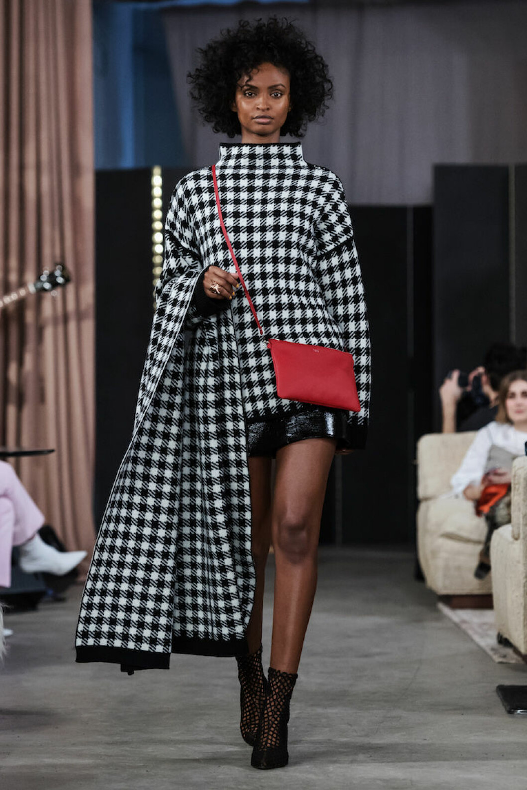House of Dagmar AW18 Stickad tröja och halsduk i klassisk svart schackruta från House of Dagmar AW18.