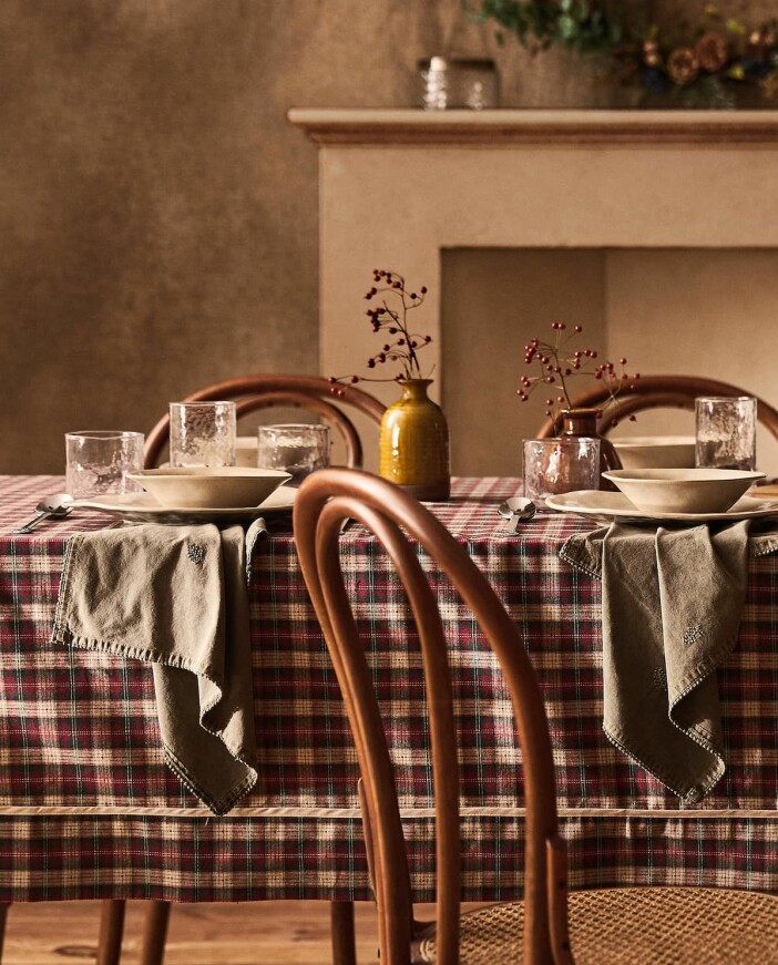 Flanell är även ett fint val i juldukningen! Foto: Zara Home rutig bordsduk till juldukning från zara home