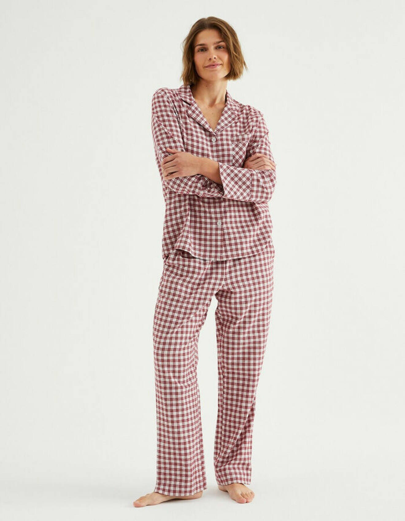 flanellpyjamas tillverkad i mjuk bomull med byxor och tillhörande pyjamasskjorta från Kappahl