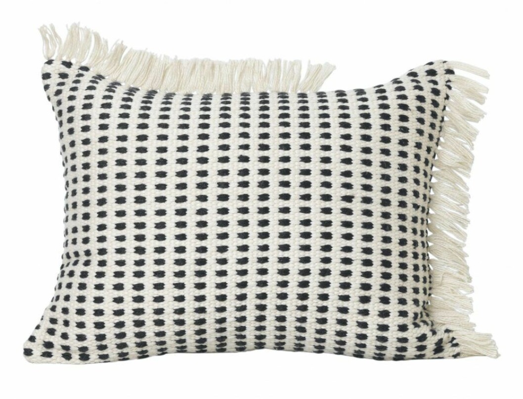 Rutig kudde med fransdetaljer från Ferm Living.