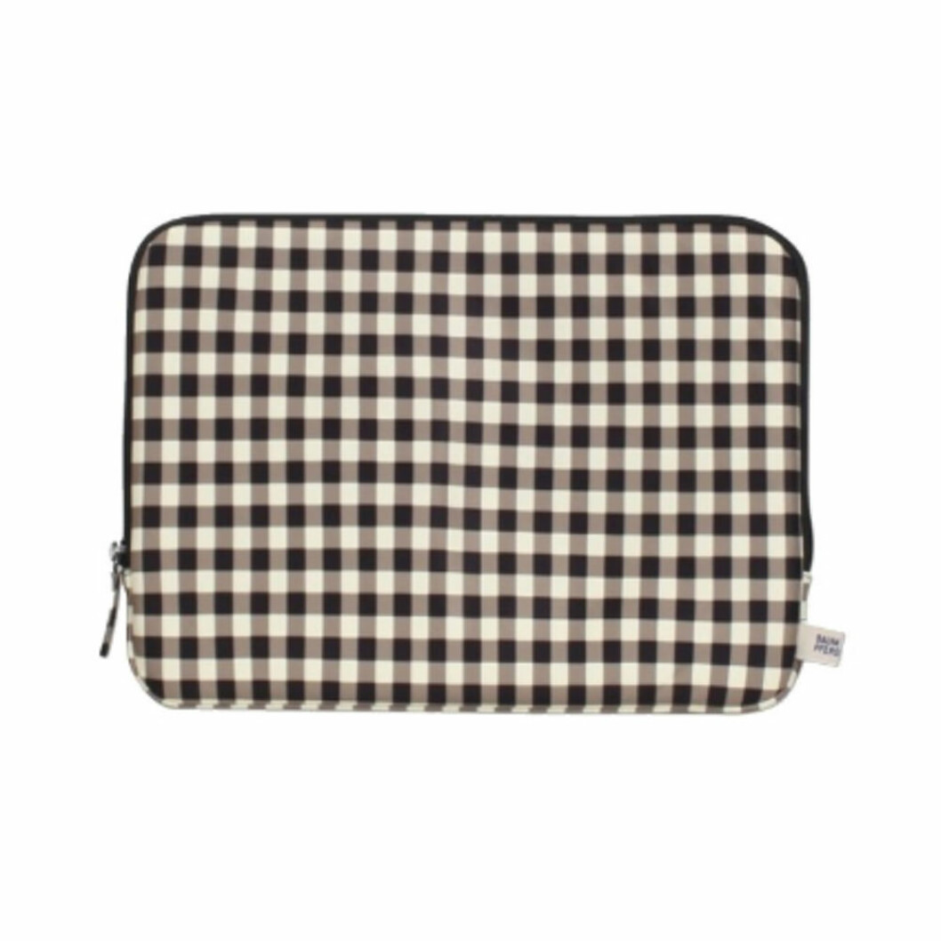 Rutigt laptop-case från Baum Und Pferdgarten. <a href="https://apprl.com/al/5BbA/" target="_blank" rel="noopener">Här kan du köpa det</a>. Rutigt datorfodral från Baum